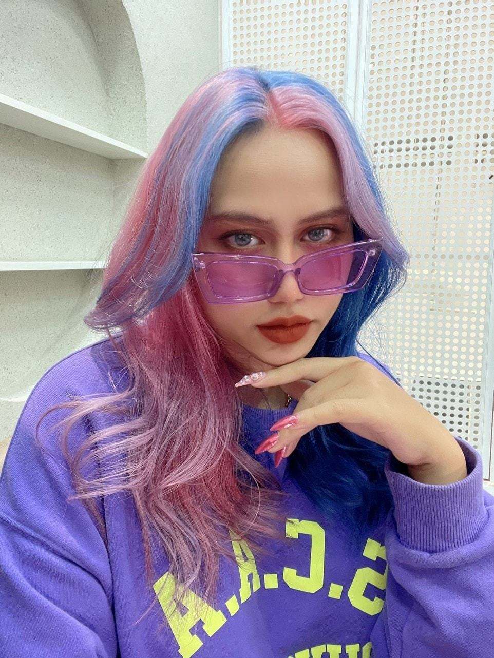 Chất giọng Sofia được đánh giá nội lực, giàu cảm xúc, cách luyến láy đậm phong cách Âu Mỹ… Trên sân khấu Rap Việt, cô cho thấy tài năng của mình khi thể loại đa dạng từ R&B, hip hop hay pop, rock đến ballad. Ca sĩ được Châu Đăng Khoa hướng đến thể loại Rnb/hiphop. Anh đặt nhiều kỳ vọng, tin tưởng cô tạo nên dấu ấn trên thị trường nhạc Việt. Thần tượng của Sofia trong showbiz Việt là Hồ Ngọc Hà. Chất giọng Sofia được đánh giá nội lực, giàu cảm xúc, cách luyến láy đậm phong cách Âu Mỹ… Trên sân khấu Rap Việt, cô cho thấy tài năng của mình khi thể loại đa dạng từ R&B, hip hop hay pop, rock đến ballad. Ca sĩ được Châu Đăng Khoa hướng đến thể loại Rnb/hiphop. Anh đặt nhiều kỳ vọng, tin tưởng cô tạo nên dấu ấn trên thị trường nhạc Việt. Thần tượng của Sofia trong showbiz Việt là Hồ Ngọc Hà.