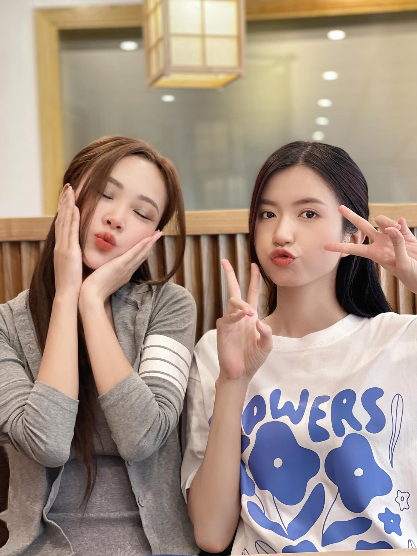 Tranh cãi trên phim là vậy, song ngoài đời Ngọc Huyền và Mai Huê khá thân thiết. Nữ diễn viên chia sẻ nhiều khoảnh khắc diễn tập, đọc kịch bản với Ngọc Huyền trên trang cá nhân.