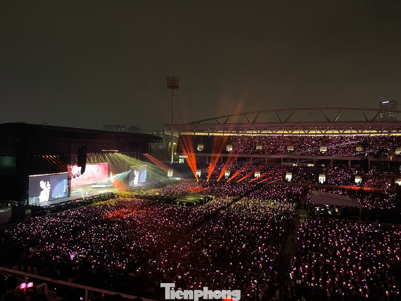 Khán giả sân Mỹ Đình vỡ òa khi BlackPink xuất hiện. Ảnh: Như Ý, Trọng Tài. Khán giả sân Mỹ Đình vỡ òa khi BlackPink xuất hiện. Ảnh: Như Ý, Trọng Tài.