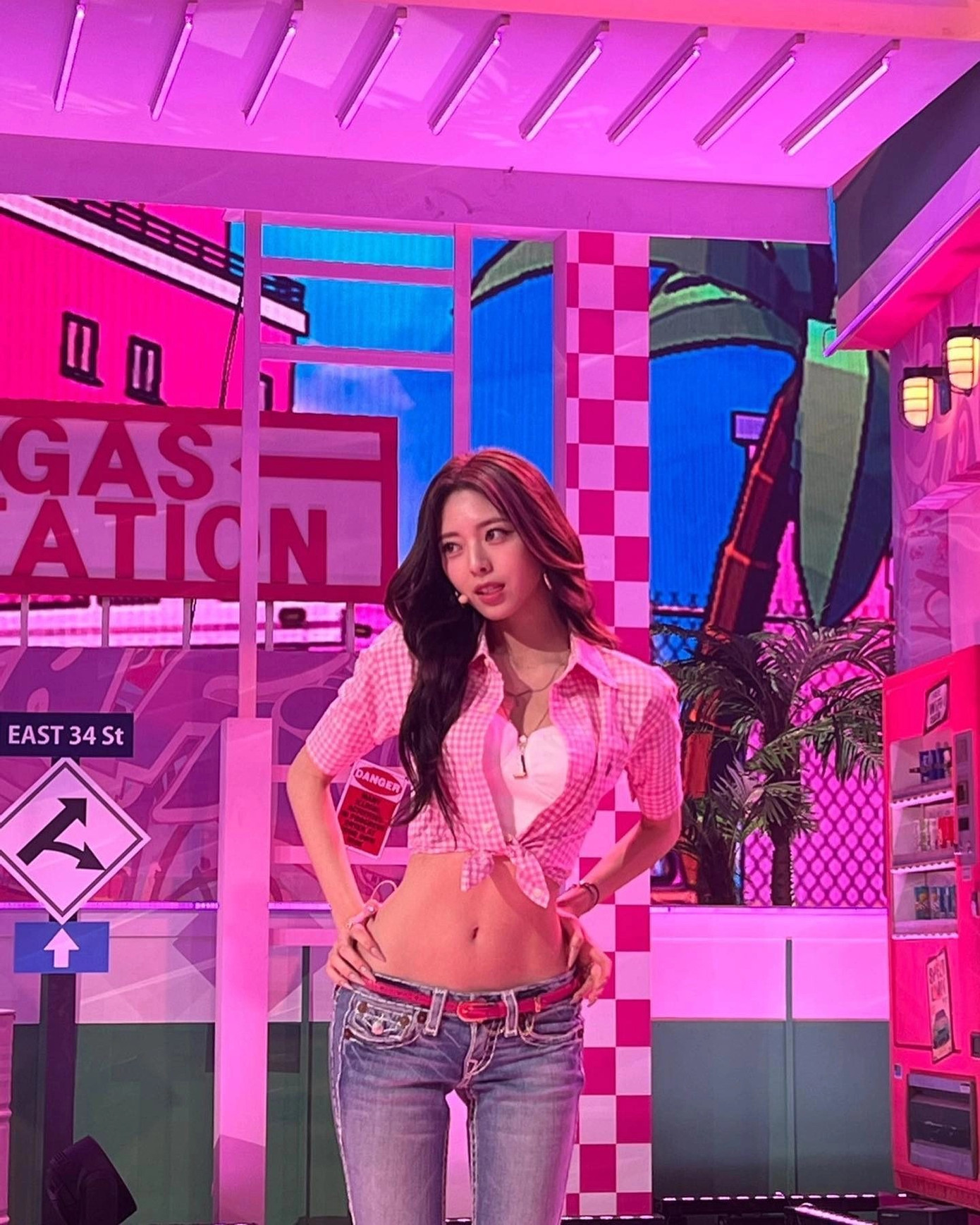 Trong buổi livestream với người hâm mộ, em út ITZY chia sẻ chiếc quần jean giúp cô nổi bật trên sân khấu. Cô cho rằng quần jean là món đồ khó mua nhất trong tủ quần áo, cô phải thử nhiều lần để tìm được chiếc quần phù hợp để biểu diễn.