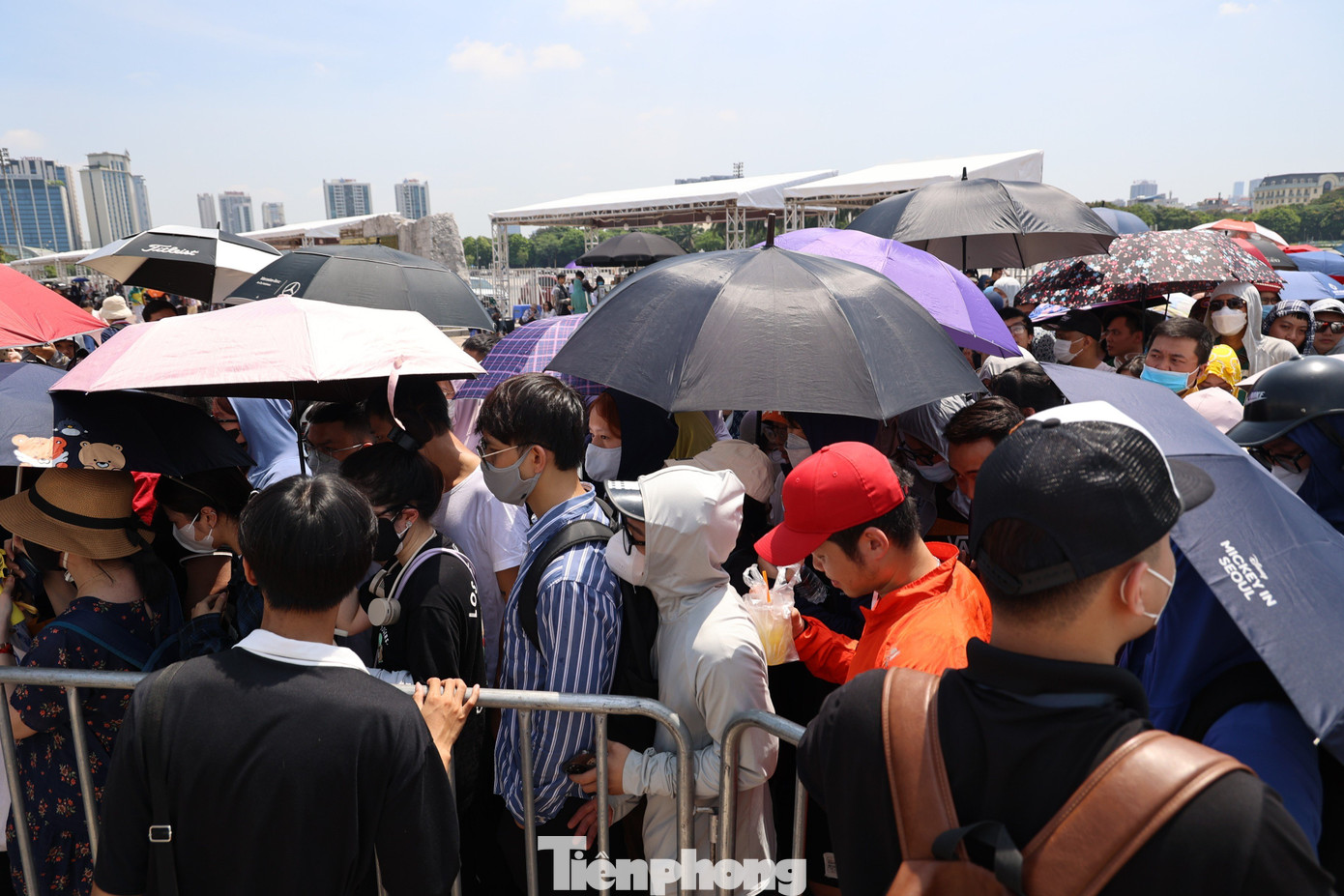 Trong trường hợp người mua vé không thể đến nhận vòng, cần xác nhận thông tin qua trang web của đơn vị phát hành vé và có giấy ủy quyền kèm chữ ký. Với nhiều khán giả, việc xác minh qua email chính chủ là chính đáng, đảm bảo quyền lợi cho người mua vé, giảm tình trạng lừa đảo mà nhiều người gặp trong thời gian qua. Ảnh: Như Ý.