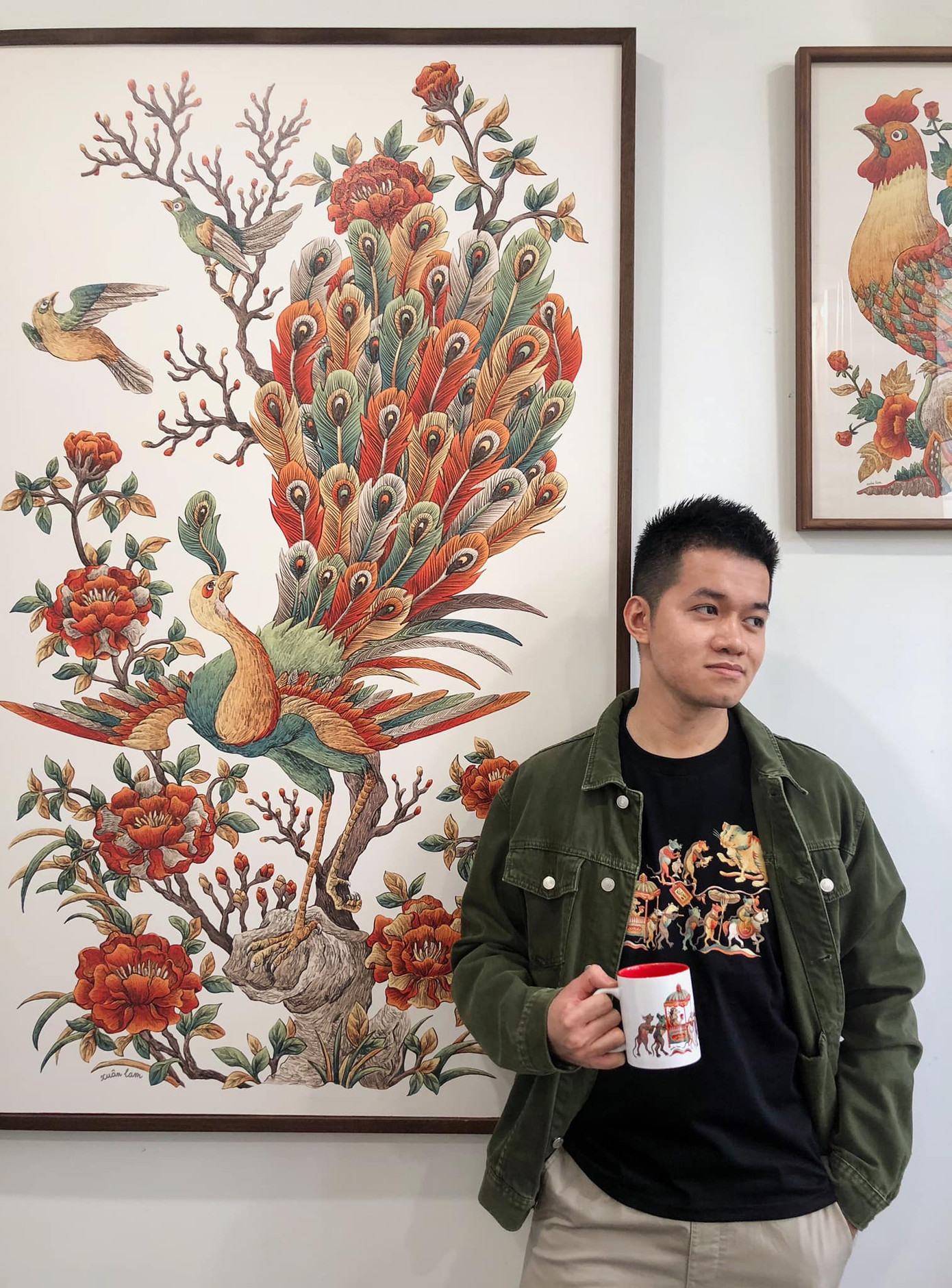 Họa sĩ Xuân Lam cùng các tác phẩm của anh. Ảnh: FBNV.