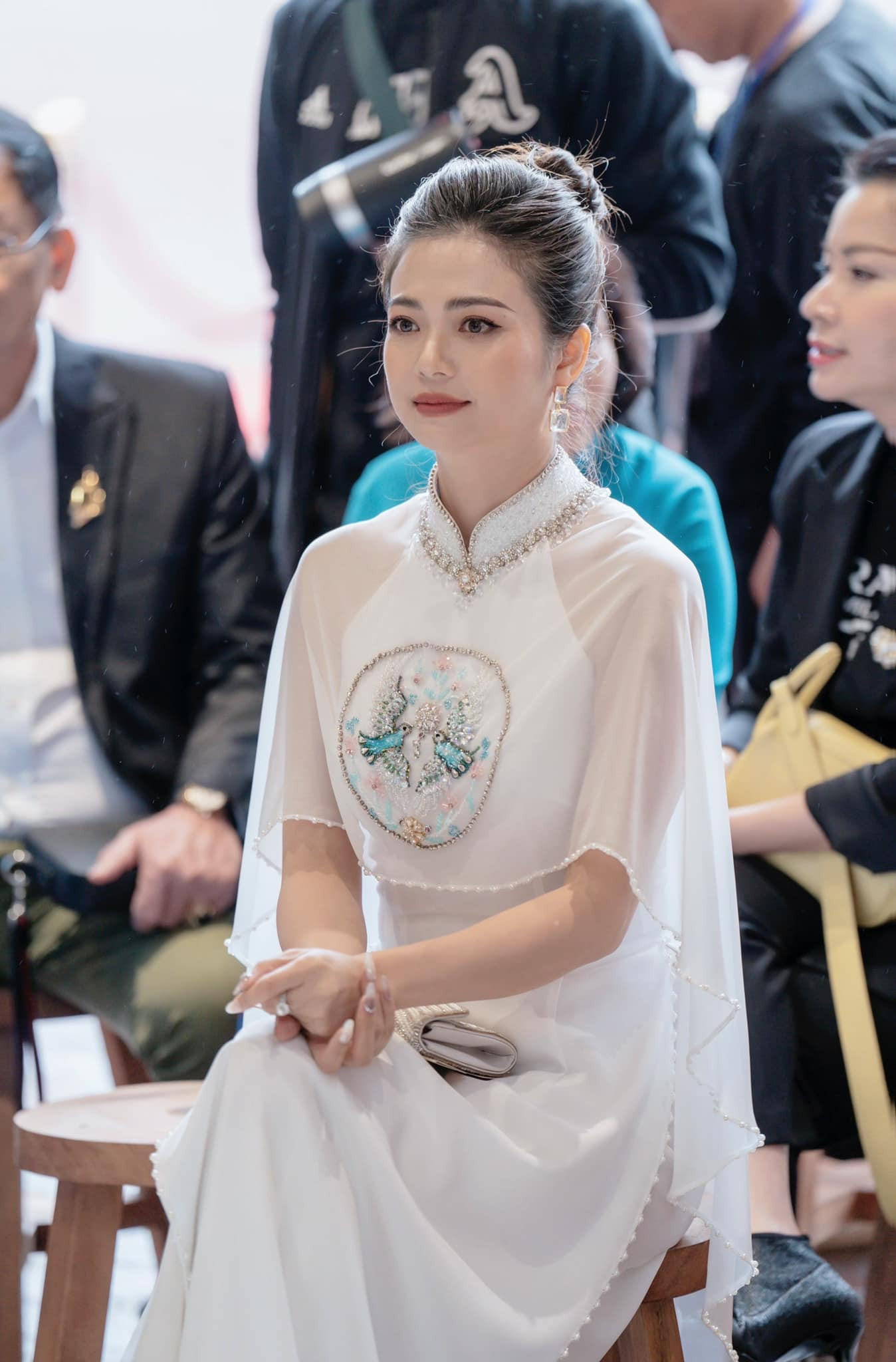 Xuất phát điểm của Kiều Anh là nghệ sĩ múa. Năm 13 tuổi, Kiều Anh thi đỗ khoa múa Trường Nghệ thuật Quân đội, 4 năm sau cô vào đoàn văn công biểu diễn trong đơn vị bộ đội biên phòng. Chị được nhận vào biên chế của Nhà hát Ca múa nhạc Việt Nam năm 2004. Sự nghiệp của Kiều Anh rẽ hướng khi nổi tiếng qua Phía trước là bầu trời. Bộ phim giúp tên tuổi Kiều Anh được nhiều người biết đến và tham gia nhiều dự án khác của VTV. Xuất phát điểm của Kiều Anh là nghệ sĩ múa. Năm 13 tuổi, Kiều Anh thi đỗ khoa múa Trường Nghệ thuật Quân đội, 4 năm sau cô vào đoàn văn công biểu diễn trong đơn vị bộ đội biên phòng. Chị được nhận vào biên chế của Nhà hát Ca múa nhạc Việt Nam năm 2004. Sự nghiệp của Kiều Anh rẽ hướng khi nổi tiếng qua Phía trước là bầu trời. Bộ phim giúp tên tuổi Kiều Anh được nhiều người biết đến và tham gia nhiều dự án khác của VTV.