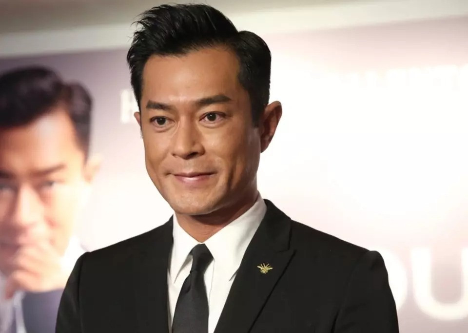 Trác Vỹ trở thành cái gai trong mắt của nhiều nghệ sĩ và khán giả vì đưa tin nhiễu loạn. Ảnh: Weibo.