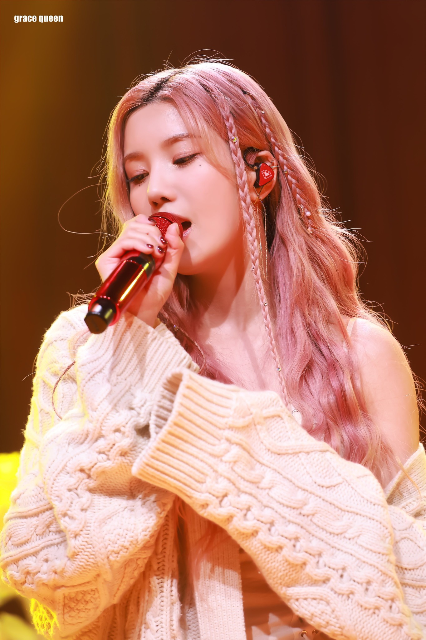 Tuy nhiên, tháng 4/2021, hợp đồng của IZ*ONE kết thúc, nhóm chính thức tan rã. Các thành viên trở lại với công ty quản lý của mình. Kwon Eun Bi tiếp tục hoạt động với tư cách nghệ sĩ solo và phát hành đĩa đơn đầu tay Open vào tháng 8/2021. Cô thừa nhận bản thân thấy lo lắng, căng thẳng nhưng đầy phấn khích khi chuẩn bị dự án solo. Ảnh: Twitter.