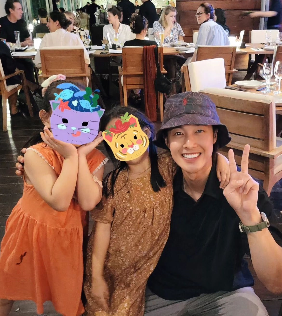 Thân thiện chụp hình cùng fan nhí.