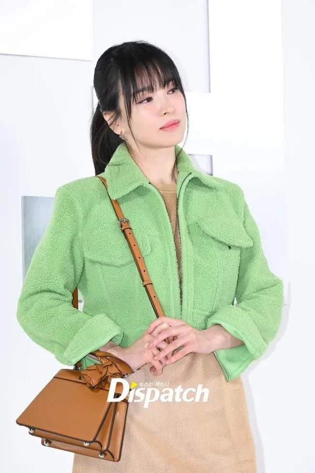 Đặc biệt, giới truyền thông đổ dồn sự chú ý vào Song Hye Kyo khi đây là lần đầu nữ diễn viên xuất hiện công khai sau tin hỷ sự của chồng cũ Song Joong Ki. Ngôi sao Hậu duệ mặt trời được khen ngợi nhan sắc trẻ trung, tươi tắn và thần thái tỏa sáng dù không quá cầu kỳ về kiểu tóc, trang phục. Đặc biệt, giới truyền thông đổ dồn sự chú ý vào Song Hye Kyo khi đây là lần đầu nữ diễn viên xuất hiện công khai sau tin hỷ sự của chồng cũ Song Joong Ki. Ngôi sao Hậu duệ mặt trời được khen ngợi nhan sắc trẻ trung, tươi tắn và thần thái tỏa sáng dù không quá cầu kỳ về kiểu tóc, trang phục.