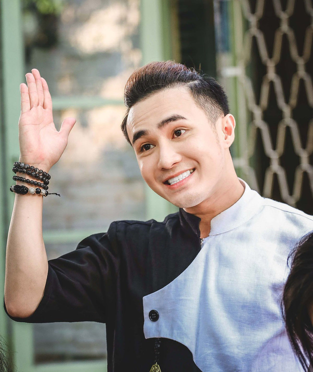 Cùng chung cảnh ngộ, cũng vì thường xuyên bỏ tiết chạy show, Huỳnh Lập bị đuổi học khi đã theo học đến năm thứ 3. “Trước đó, tôi đã học ngành đạo diễn được 3 năm rồi. Lúc thi Cười xuyên Việt, tôi nghỉ nhiều quá. Đến một ngày, tôi nhận được đơn buộc thôi học vì không hoàn thành số lượng buổi học. Thế là tôi ngừng học đến giờ” – Huỳnh Lập chia sẻ lý do trong talk show. Cùng chung cảnh ngộ, cũng vì thường xuyên bỏ tiết chạy show, Huỳnh Lập bị đuổi học khi đã theo học đến năm thứ 3. “Trước đó, tôi đã học ngành đạo diễn được 3 năm rồi. Lúc thi Cười xuyên Việt, tôi nghỉ nhiều quá. Đến một ngày, tôi nhận được đơn buộc thôi học vì không hoàn thành số lượng buổi học. Thế là tôi ngừng học đến giờ” – Huỳnh Lập chia sẻ lý do trong talk show.