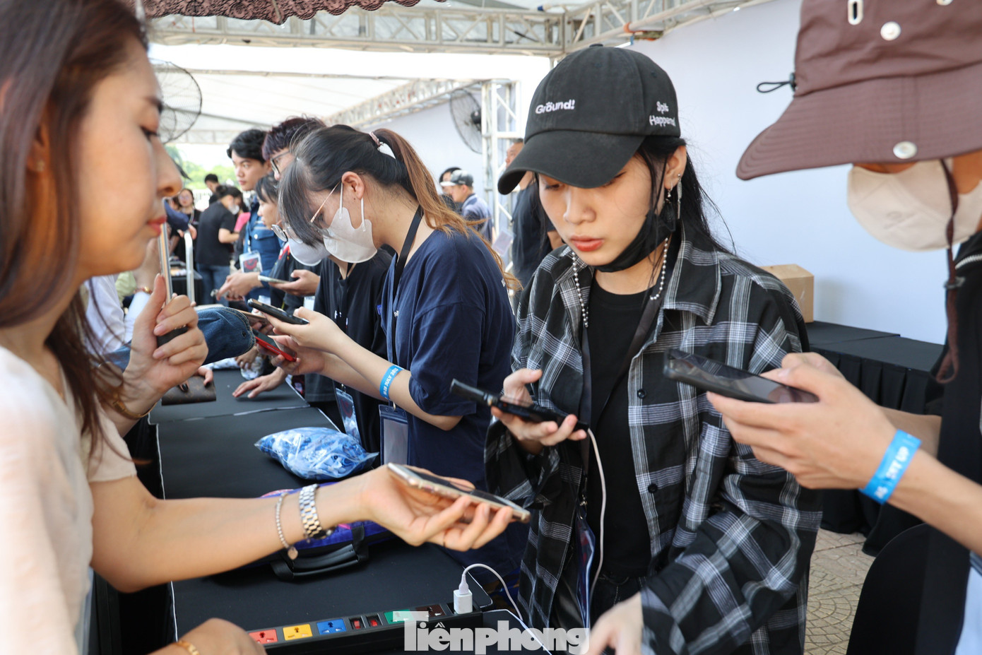 Thời gian đổi vòng tay hai đêm nhạc BlackPink tại Mỹ Đình diễn ra từ 10h sáng và kéo dài đến 20h từ ngày 26-28/7. Riêng 2 ngày 29-30/7, người xem chỉ có thể đổi vòng tay đêm diễn tương ứng. Ảnh: Như Ý.