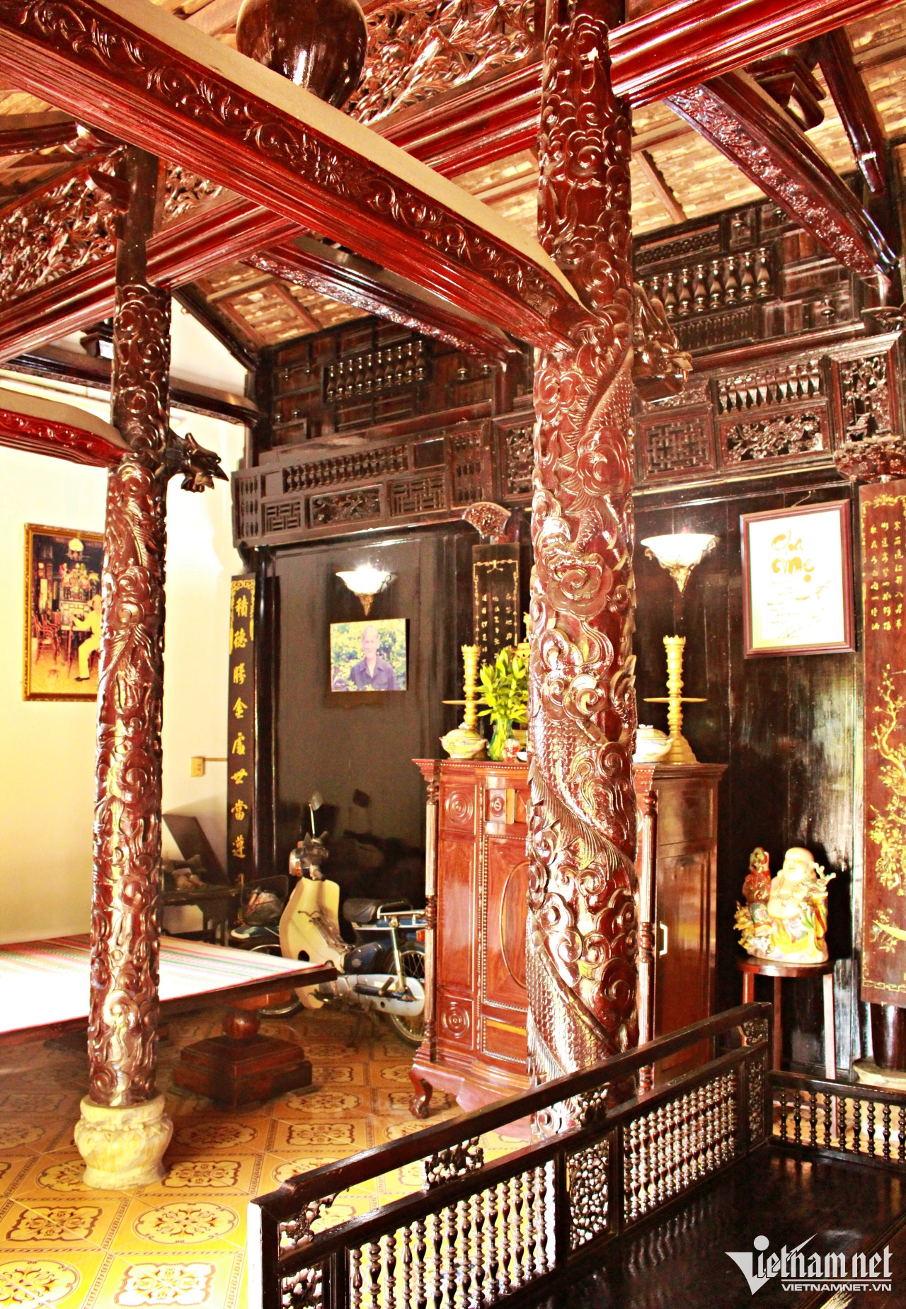 Kèo, cột, bao lơn... căn nhà được chạm họa tiết, hoa văn tinh xảo, đẹp mắt.