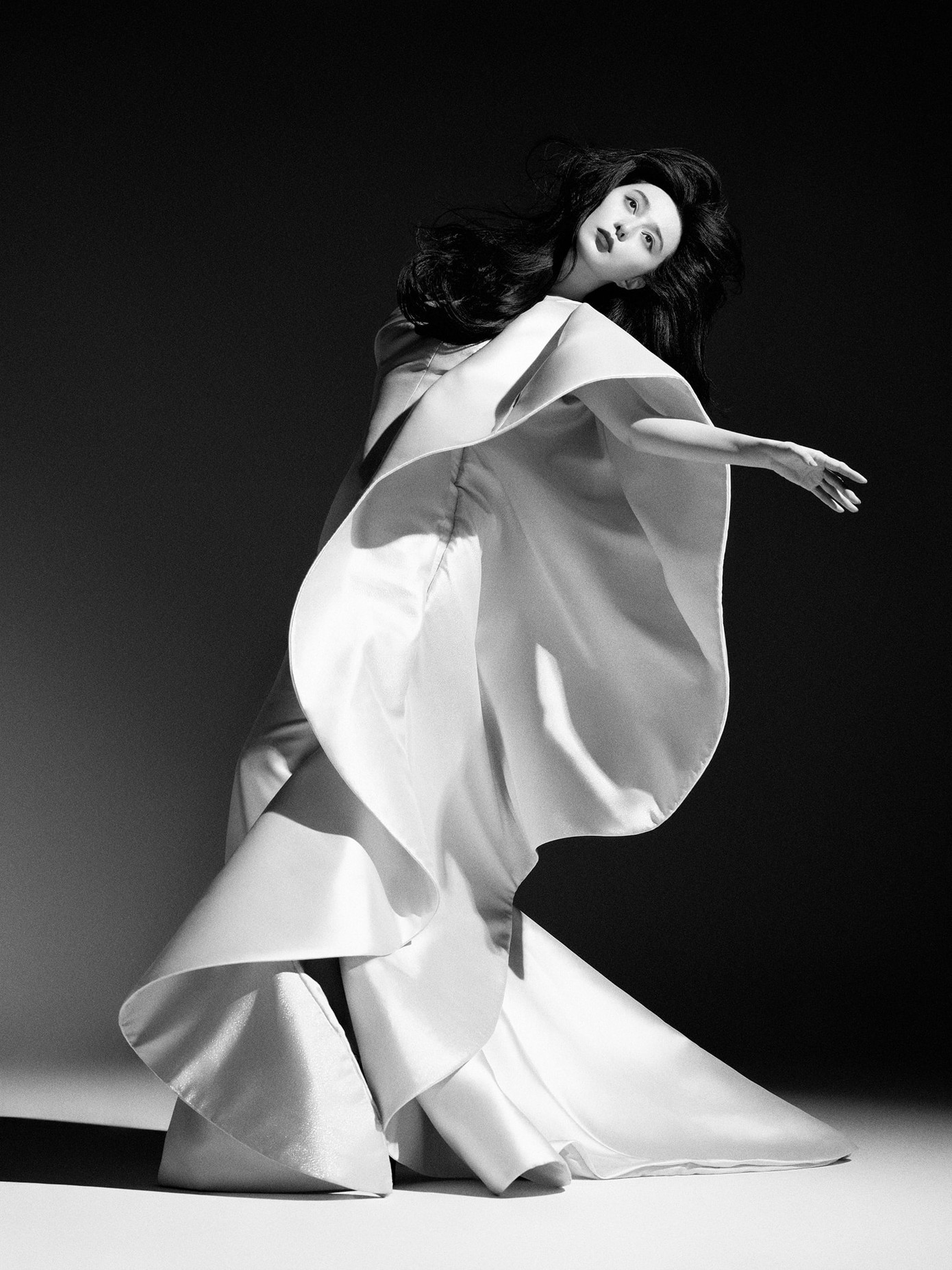 Xuất hiện trước truyền thông, Phạm Băng Băng không né tránh câu hỏi về vấn đề trốn thuế. Nhìn lại quãng thời gian sai phạm bị hạn chế hoạt động, nữ diễn viên nói: “Tôi phải đối mặt với một số chuyện, nhưng bạn biết đấy, cuộc đời có lúc lên cao, có khi rơi xuống vực thẳm. Khi rơi xuống, bạn cần kiên trì, dần trèo lên”.