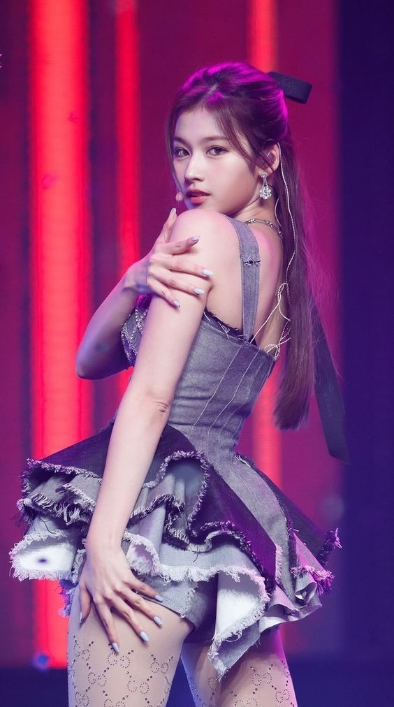Cư dân mạng lo lắng cho tình hình sức khỏe của Sana trong chuyến đi lưu diễn vòng quanh thế giới của Twice. Ảnh: Pinterest. Cư dân mạng lo lắng cho tình hình sức khỏe của Sana trong chuyến đi lưu diễn vòng quanh thế giới của Twice. Ảnh: Pinterest.