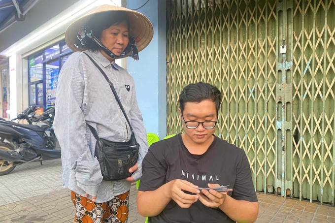 Nhiều người ở miền Tây cho biết, họ mua vé số như một thói quen, trúng thì vui, không trúng thì cũng không buồn (Ảnh: Bảo Kỳ).