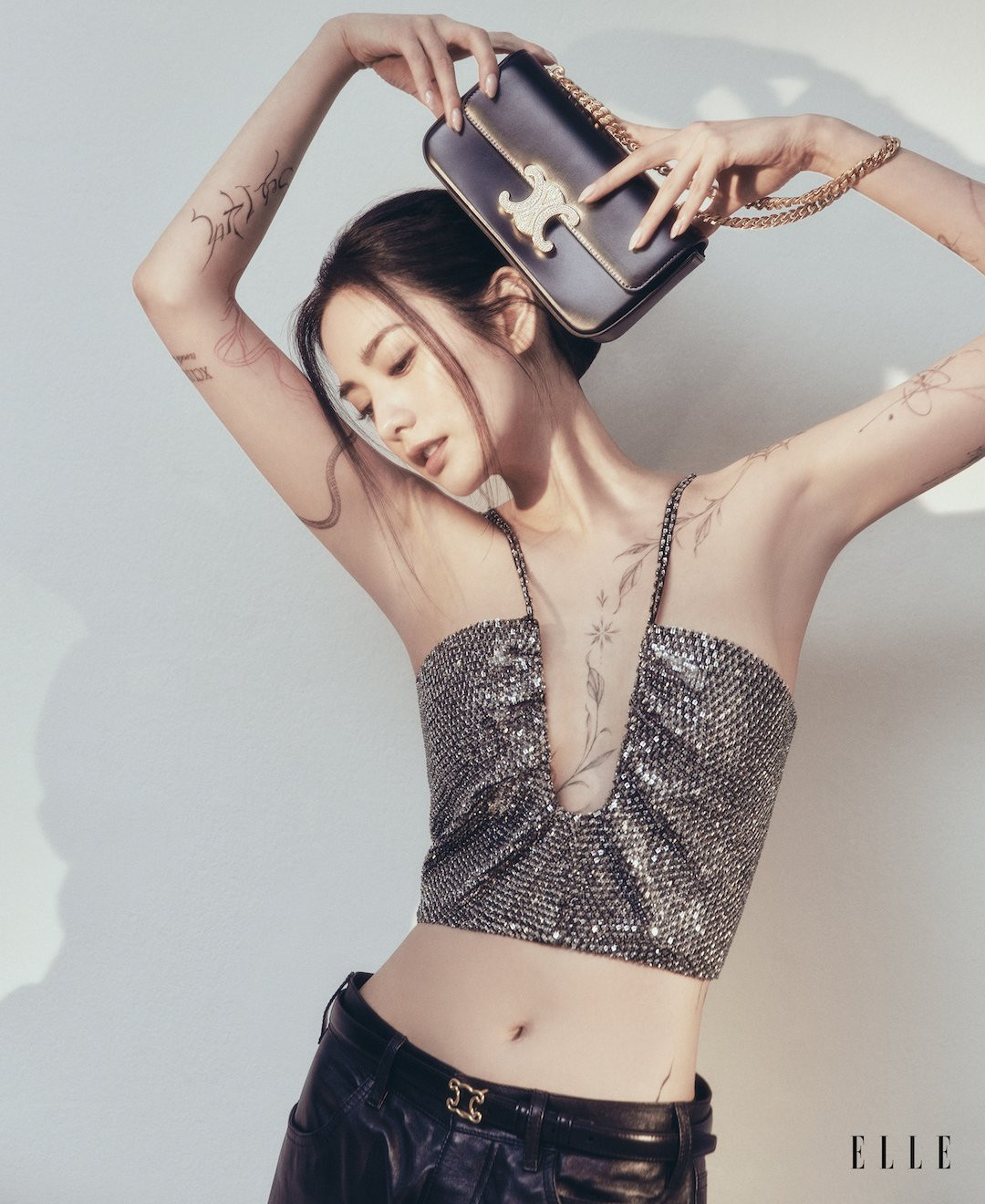 Bộ ảnh họa báo của Nana trên tạp chí Elle Singapore gây chú ý. Nữ diễn viên mặc trang phục xẻ sâu tôn nét quyến rũ táo bạo nhưng không kém phần sang trọng, cô không ngần ngại khoe hình xăm nghệ thuật trên cơ thể.