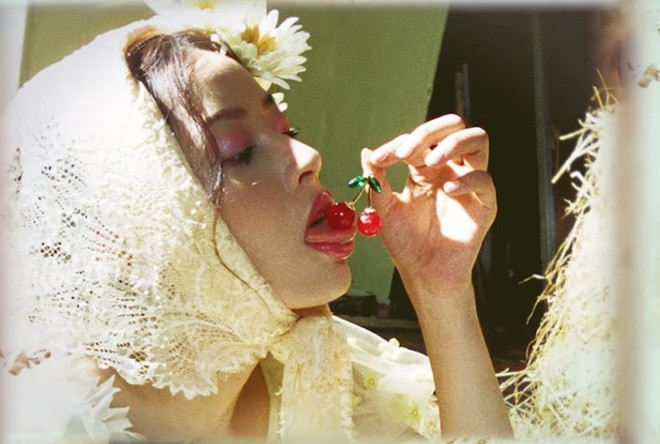 Chi Pu có nhiều sản phẩm âm nhạc bị chỉ trích phản cảm, sáo rỗng. Giọng hát của cô luôn là đề tài bàn luận. Chi Pu có nhiều sản phẩm âm nhạc bị chỉ trích phản cảm, sáo rỗng. Giọng hát của cô luôn là đề tài bàn luận.