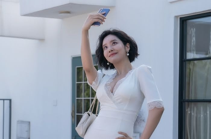 Bộ trang phục của Cha Joo Young ở phân đoạn này được thay đổi trong phút chót theo yêu cầu của đạo diễn. Ảnh: KB. Bộ trang phục của Cha Joo Young ở phân đoạn này được thay đổi trong phút chót theo yêu cầu của đạo diễn. Ảnh: KB.