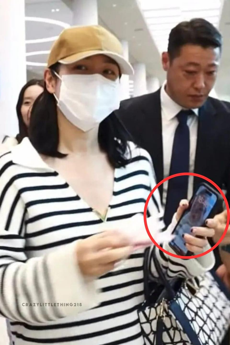 Bức ảnh được cho là con trai Son Ye Jin và Hyun Bin nhanh chóng lan truyền trên mạng xã hội. Ảnh: Naver.