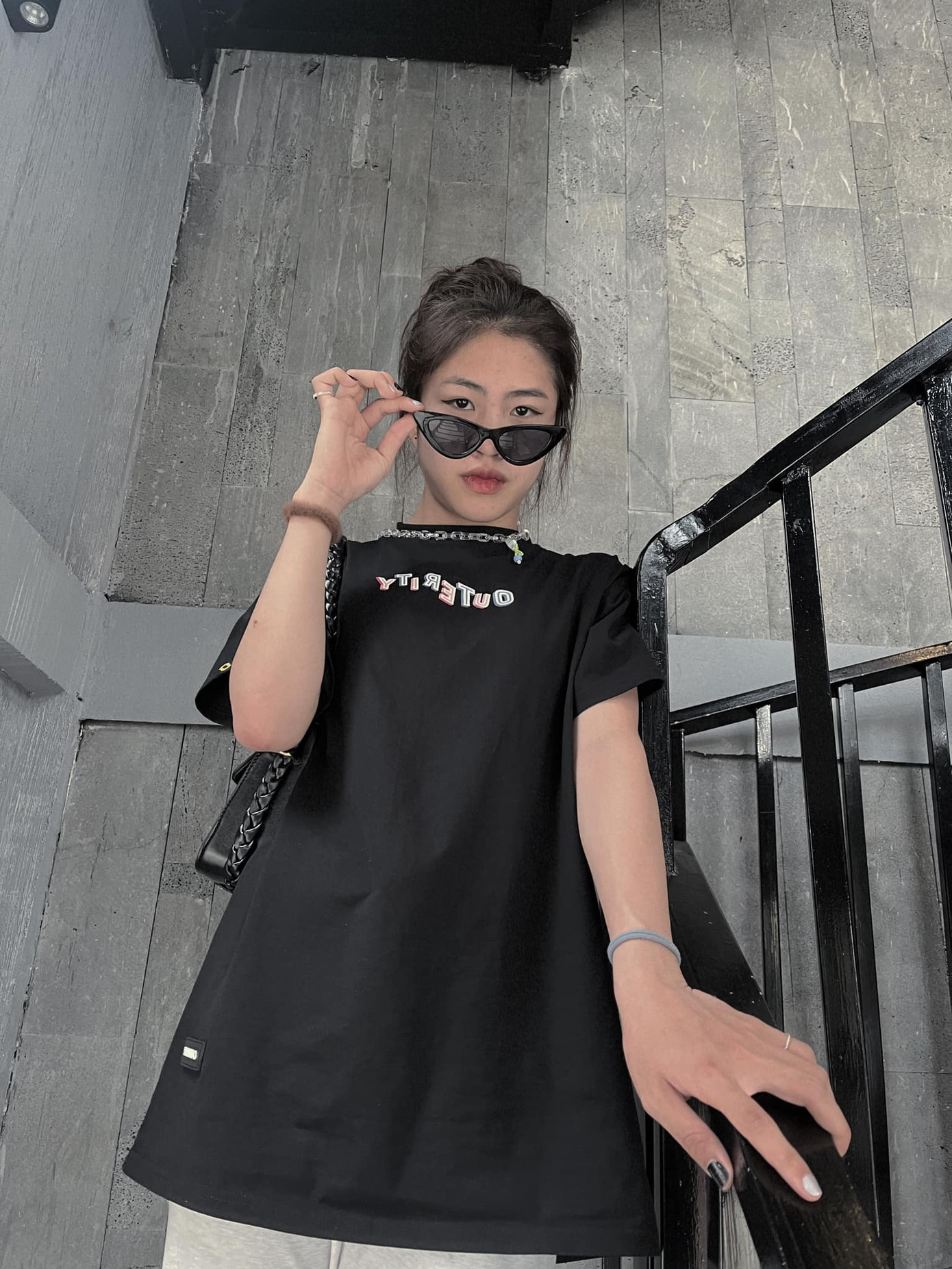 Có thời điểm, nữ cầu thủ mặc cá tính, bụi bặm khi phối áo khoác da ngoài áo cao cổ cùng quần jeans rách gối.