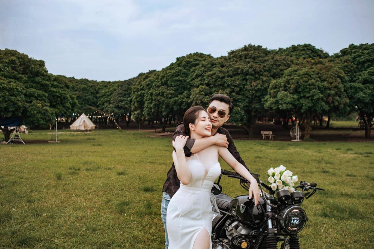 Trên trang cá nhân, Duy Hưng chia sẻ nhiều về những hình ảnh bên vợ con. Vợ chồng anh thực hiện những bộ ảnh tình cảm khiến nhiều người phải ghen tỵ. Bên cạnh đó, anh đăng tải nhiều về dự án phim mình tham gia, nhận được lời khen và quan tâm từ công chúng. Trên trang cá nhân, Duy Hưng chia sẻ nhiều về những hình ảnh bên vợ con. Vợ chồng anh thực hiện những bộ ảnh tình cảm khiến nhiều người phải ghen tỵ. Bên cạnh đó, anh đăng tải nhiều về dự án phim mình tham gia, nhận được lời khen và quan tâm từ công chúng.