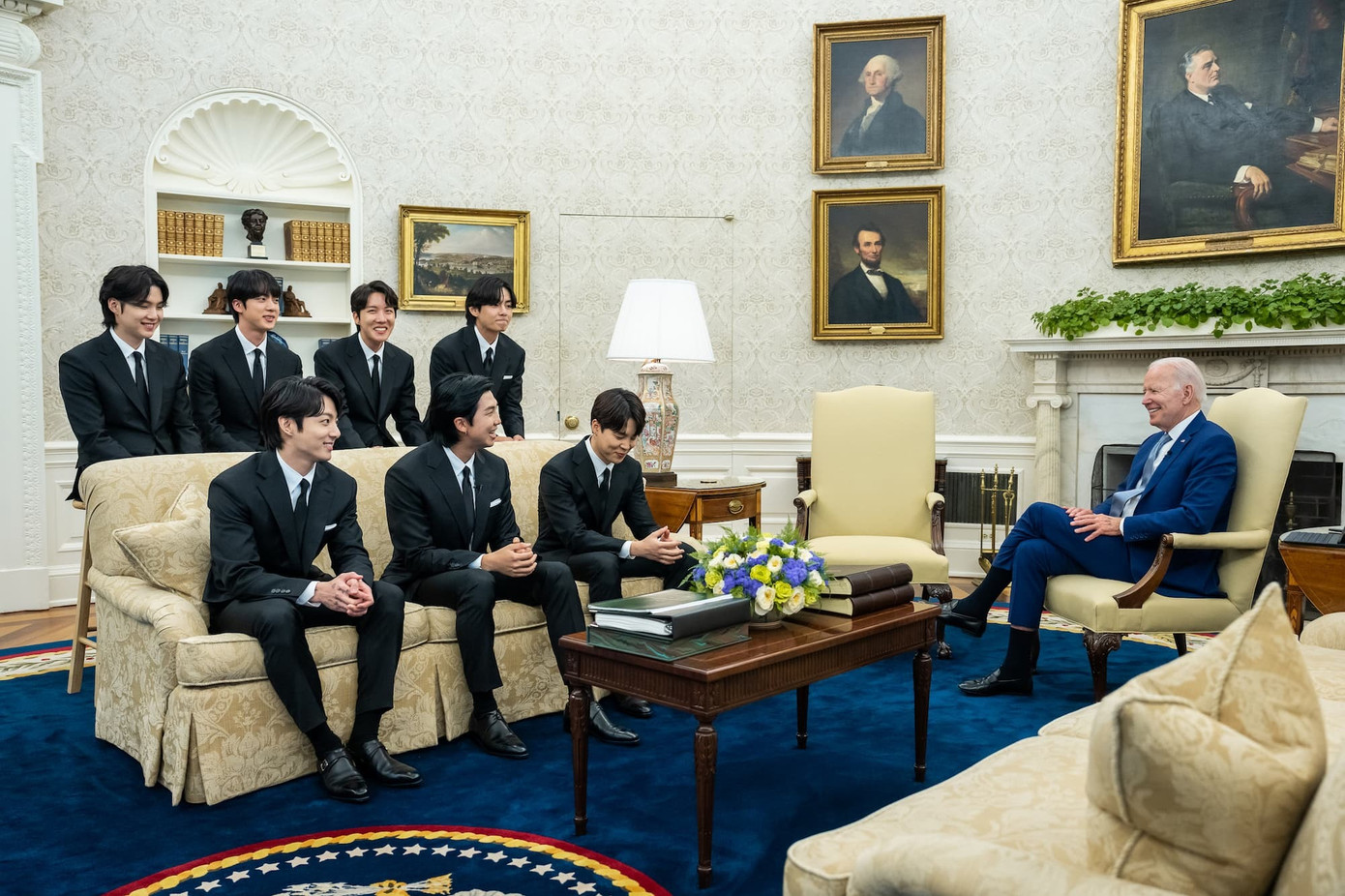 BTS trong cuộc gặp Tổng thống Mỹ Joe Biden tại Nhà Trắng, phát biểu về nạn thù ghét người gốc Á ngày 31/5/2022. Ảnh: The White House, Flickr. BTS trong cuộc gặp Tổng thống Mỹ Joe Biden tại Nhà Trắng, phát biểu về nạn thù ghét người gốc Á ngày 31/5/2022. Ảnh: The White House, Flickr.