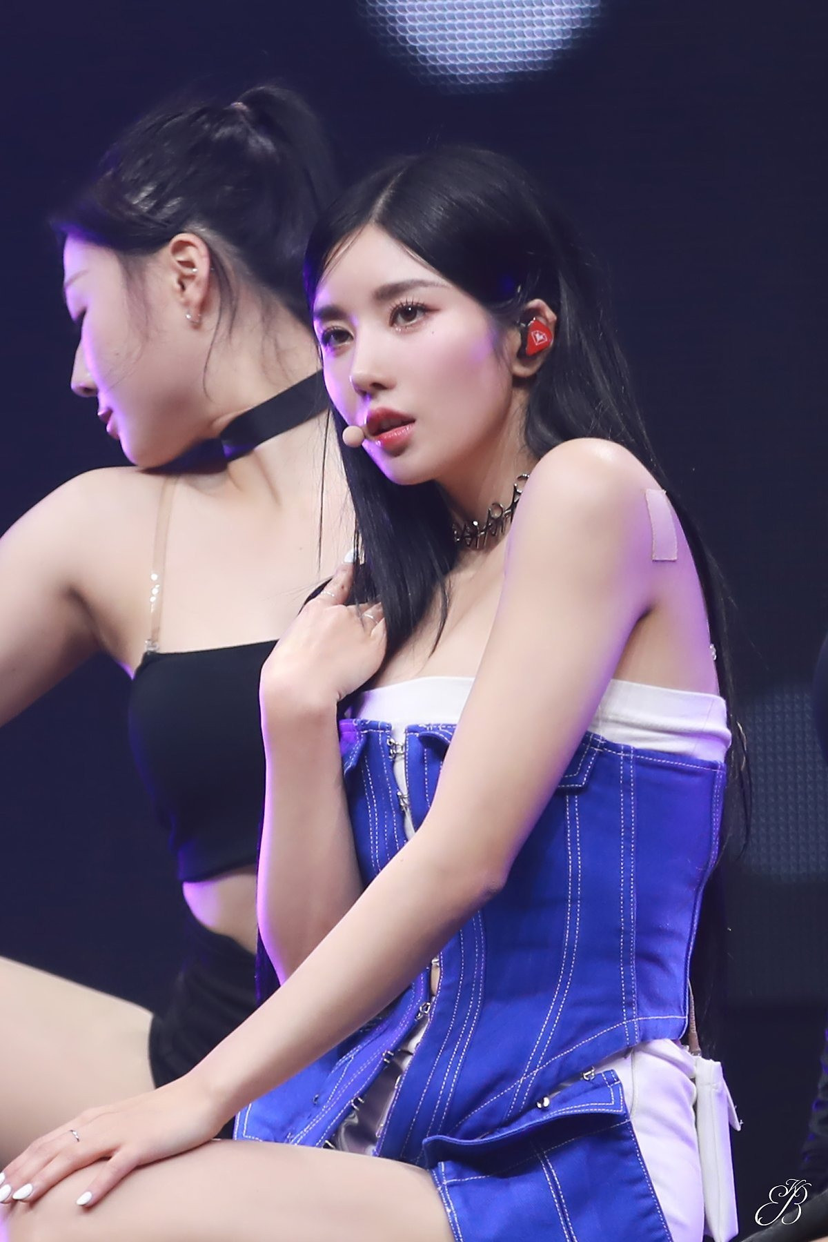 Sau khi IZ*ONE tan rã, Kwon Eun Bi là thành viên đầu solo, nữ thần tượng chia sẻ: “Làm việc cùng các thành viên luôn vui vẻ nên cảm giác một mình thật nhàm chán và trống rỗng”. Ca sĩ muốn thể hiện màu sắc đa dạng của mình để bù đắp cho những khuyết điểm thời kỳ cô còn đang hoạt động nhóm.