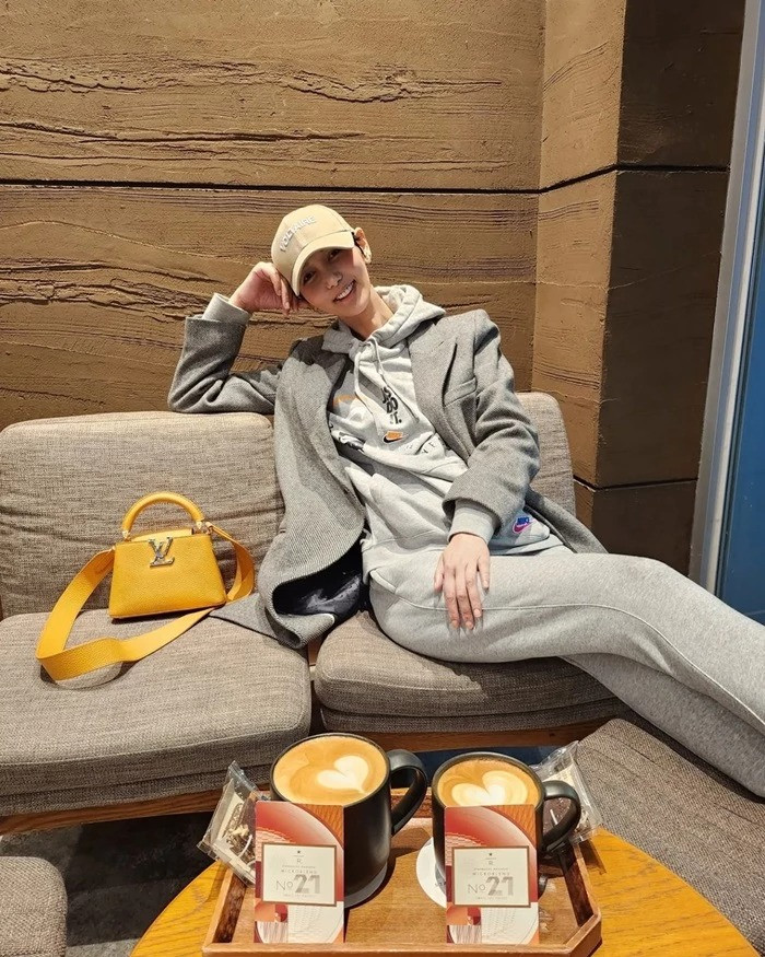 Lee Pyeong cập nhật hình ảnh lên trang cá nhân (trái) trước khi qua đời. Ảnh: IG. Lee Pyeong cập nhật hình ảnh lên trang cá nhân (trái) trước khi qua đời. Ảnh: IG.