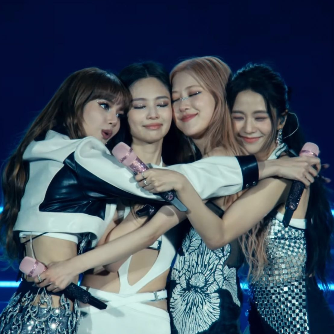 Chia sẻ trên Naver ngày 8/8, BlackPink cho hay nhóm biết ơn sự ủng hộ của người hâm mộ và đã chuẩn bị nhiều nội dung để fan thưởng thức. Đánh dấu 7 năm ra mắt, nhóm tổ chức sự kiện online và offline hôm nay. Phía công ty chủ quản tiết lộ 76 màn hình tại Ga giao lộ Chicago ở New Jersey sẽ được trang trí bằng màu sắc đen, hồng đặc trưng của nhóm. Đặc biệt, video hành trình 7 năm của BlackPink cũng được trình chiếu tại các thành phố lớn ở Mỹ như New York, Los Angeles, San Francisco.
