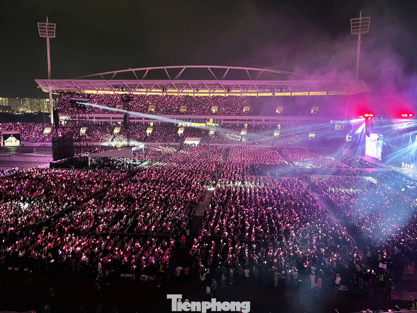 Người hâm mộ Việt Nam tại biển hồng bằng lighstick, hò hét, cổ vũ, khuấy động không khí trong sân khi các thành viên bước ra. Người hâm mộ Việt Nam tại biển hồng bằng lighstick, hò hét, cổ vũ, khuấy động không khí trong sân khi các thành viên bước ra.