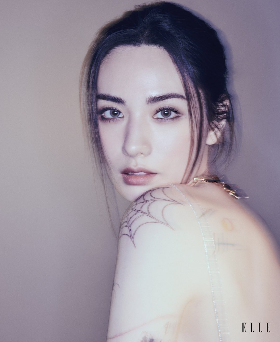 “Đây là những mẫu xăm tôi muốn có từ lâu. Trong tương lai, nếu có cơ hội, tôi muốn chia sẻ điều này với người hâm mộ vì sao tôi chọn chúng. Nhưng tôi không chắc liệu ngày đó có đến không nữa”, nữ thần tượng bộc bạch.