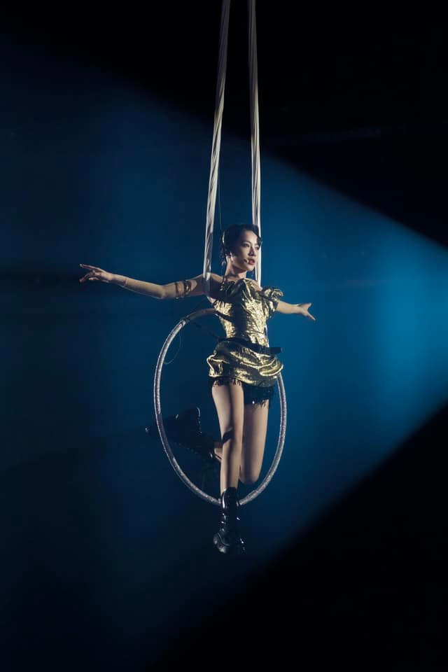 Vòng công diễn 2, Chi Pu cùng Cung Lâm Na, Lưu Nhã Sắt trình diễn ca khúc Rosemary của Châu Kiệt Luân trên sân khấu hoành tráng với sự kết hợp của lửa và nước. Chi Pu đu dây treo vòng khá mạo hiểm và thực hiện động tác nhào lộn trên không với độ cao gần 8 m. Phần biểu diễn đột phá của đội Chi Pu mang về 847 điểm, xếp hạng nhì trong vòng này.