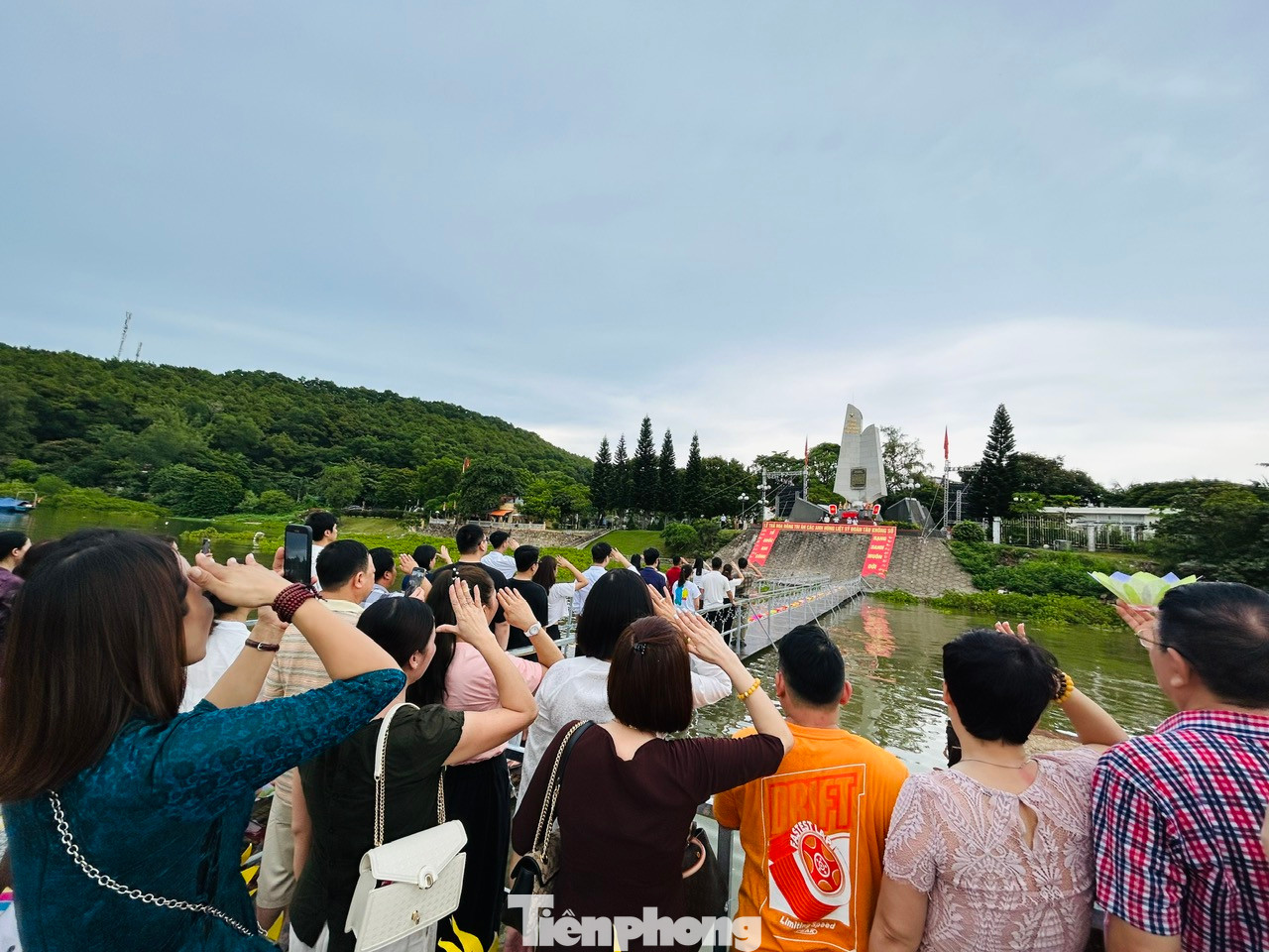 Trước khi thả tàu, tất cả những người có mặt đã hướng về Đài di tích Đường Hồ Chí Minh trên biển chào cờ và hát Quốc ca.