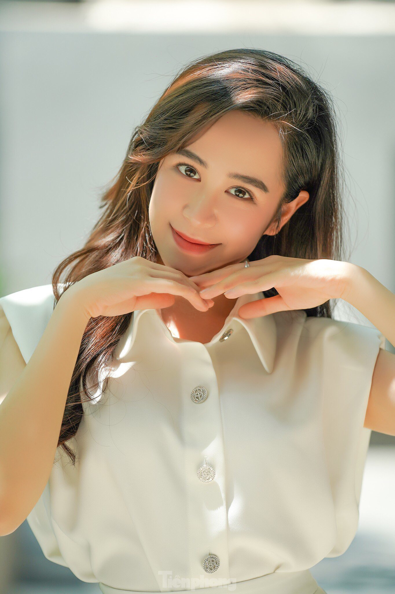 Hầu hết nhân vật Kim Oanh đảm nhận đều là vai phụ nữ có số phận long đong, lận đận như Thương ngày nắng về phần 1, Những cô gái trong thành phố, Lửa ấm, Dưới bóng cây hạnh phúc. Vì vậy, nhiều khán giả gọi diễn viên là “người phụ nữ bất hạnh màn ảnh Việt”. Chia sẻ với Tiền Phong, Kim Oanh cho rằng đây là sự công nhận của khán giả dành cho cô và mong tiếp tục được sự đón nhận của công chúng. Ảnh: Phạm Nguyễn.