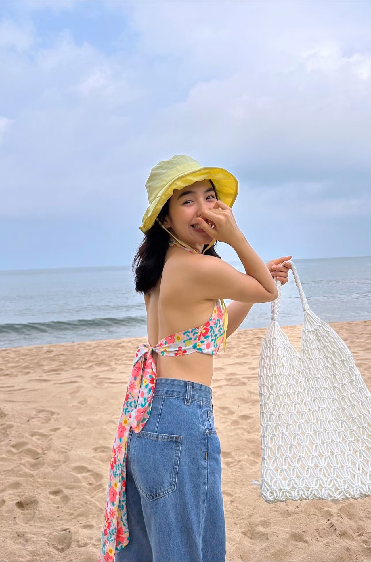 Nữ diễn viên từng chia sẻ khi hóa thân thành Hoài, cô không biến mình hoàn toàn thành con người khác, mà mang những chất riêng của bản thân để thể hiện nhân vật. “Tôi cũng sống ở quê, nên kịch bản phim và nét dân dã của nhân vật Hoài cũng có những điểm tương đồng với Vân. Trong quá trình làm phim, tôi được chỉ bảo và hướng dẫn thêm để hoàn thiện nhân vật” – Trần Vân bày tỏ.