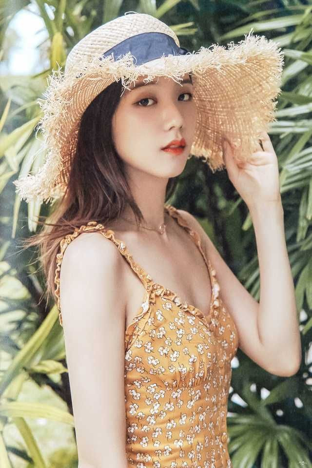 Năm 2023, khối tài sản ròng của Jisoo được định mức 20 triệu USD, là một trong những người nổi tiếng kiếm được nhiều tiền nhất trên mạng xã hội.