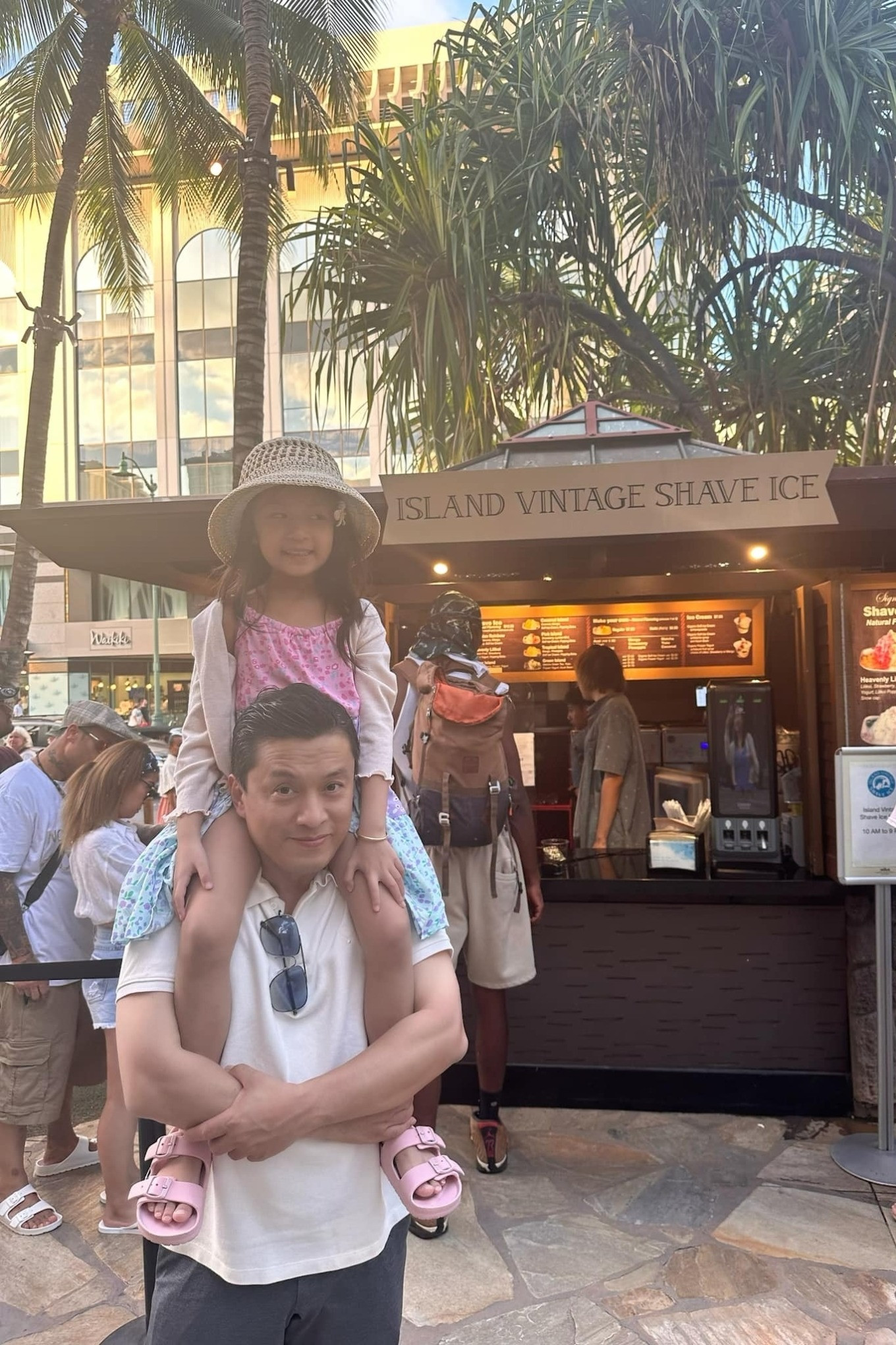 Ca sĩ Lam Trường đưa cả nhà đi chơi biển, ăn kem ở Honolulu, Hawaii.