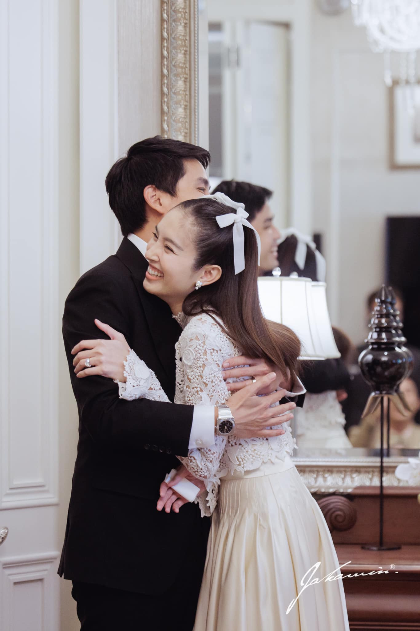 Nong Poy và hôn phu trong tiệc độc thân. Ảnh: Baan Ar Jor.