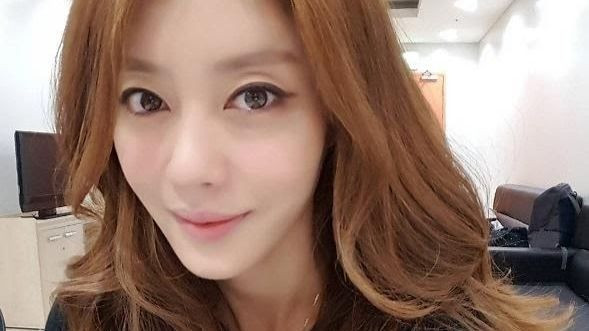 Ca sĩ Lee Ji Hyun chia sẻ hình ảnh bị tổn thương giác mạc. Ảnh: IG.
