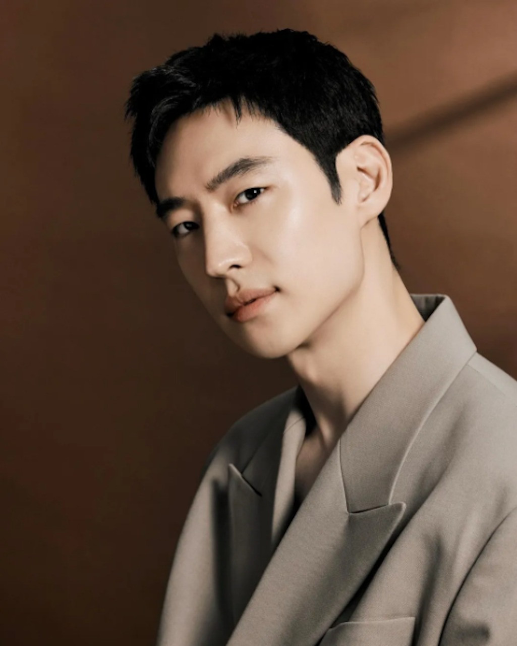 Ở tuổi 38, Lee Je Hoon được khen ngợi ngày càng quyến rũ, phong trần. Tài tử hướng tới phong cách đơn giản, trẻ trung nhưng không kém phần lịch lãm.