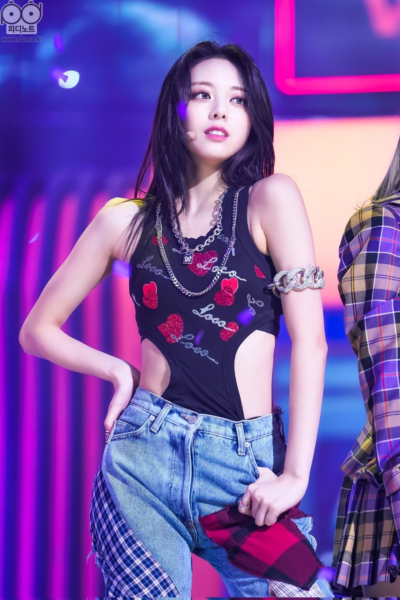 Trước đó, nữ thần tượng 19 tuổi vướng nghi vấn dùng đồ độn hông. Màn trình diễn với quần cạp trễ của Yuna như lời đáp trả cho những nghi ngờ.