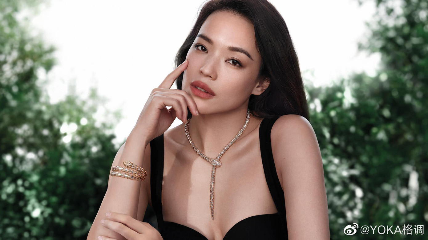 Vẻ hấp dẫn của Thư Kỳ không phai theo năm tháng và được ví như thứ rượu lâu năm càng ngắm càng say. Rực rỡ, mềm mại và khoáng đạt là những gì nhiều khán giả miêu tả khi nhìn thấy Thư Kỳ. Vẻ hấp dẫn của Thư Kỳ không phai theo năm tháng và được ví như thứ rượu lâu năm càng ngắm càng say. Rực rỡ, mềm mại và khoáng đạt là những gì nhiều khán giả miêu tả khi nhìn thấy Thư Kỳ.