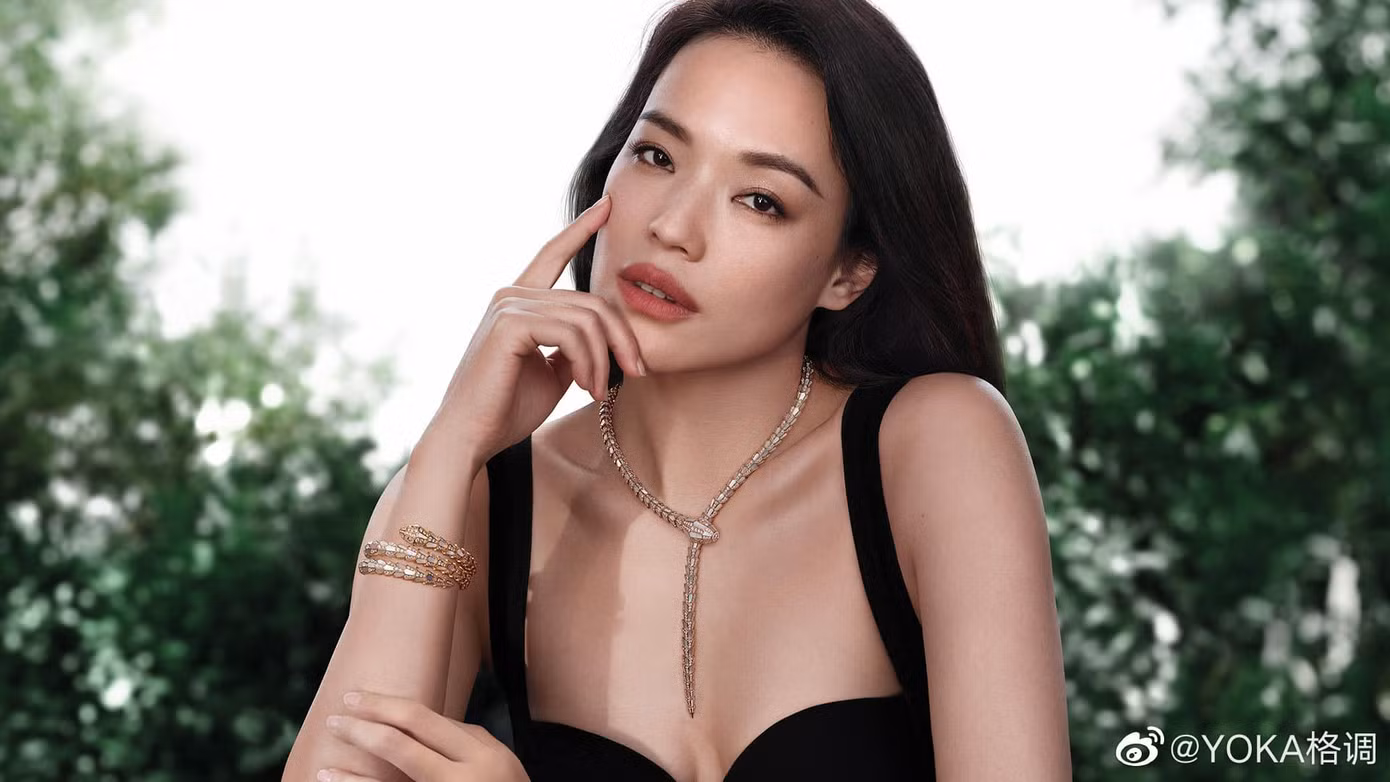 Vẻ hấp dẫn của Thư Kỳ không phai theo năm tháng và được ví như thứ rượu lâu năm càng ngắm càng say. Rực rỡ, mềm mại và khoáng đạt là những gì nhiều khán giả miêu tả khi nhìn thấy Thư Kỳ.