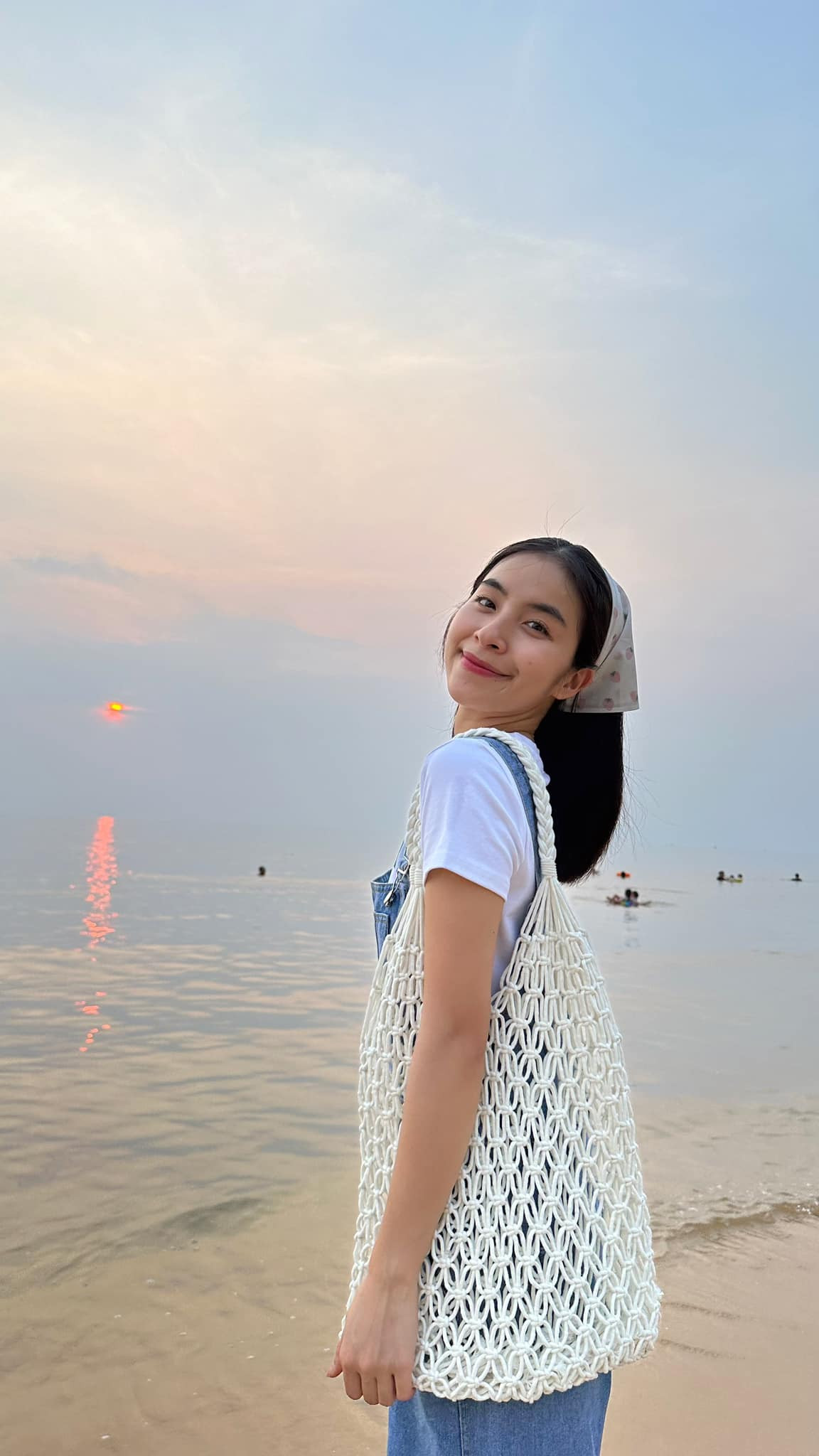 Để hóa thân thành nữ công nhân may thực thụ, Trần Vân học khóa dạy may cơ bản để biết đường may thẳng và các bộ phận trên máy, khi quay không bị lóng ngóng.