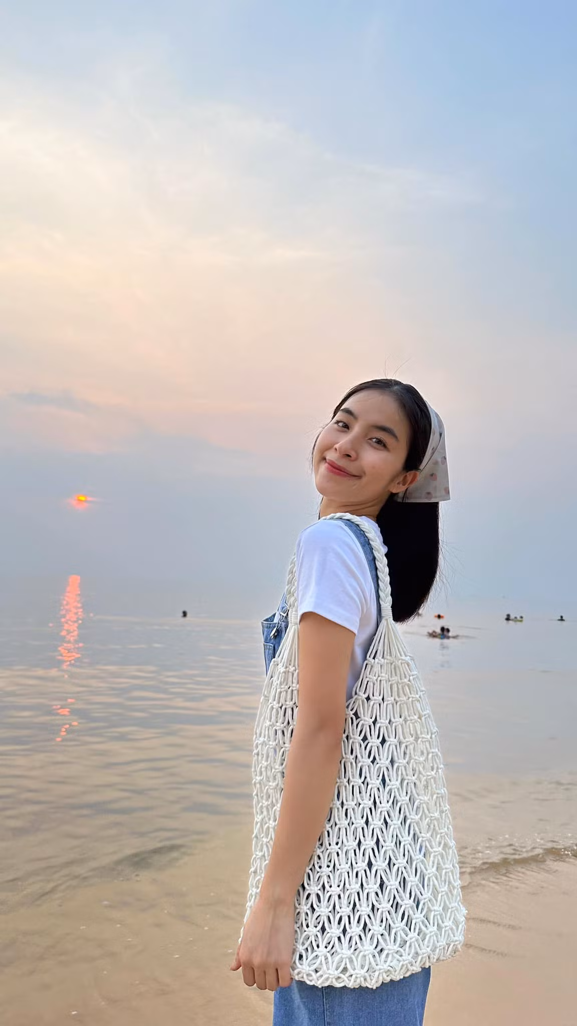 Để hóa thân thành nữ công nhân may thực thụ, Trần Vân học khóa dạy may cơ bản để biết đường may thẳng và các bộ phận trên máy, khi quay không bị lóng ngóng.