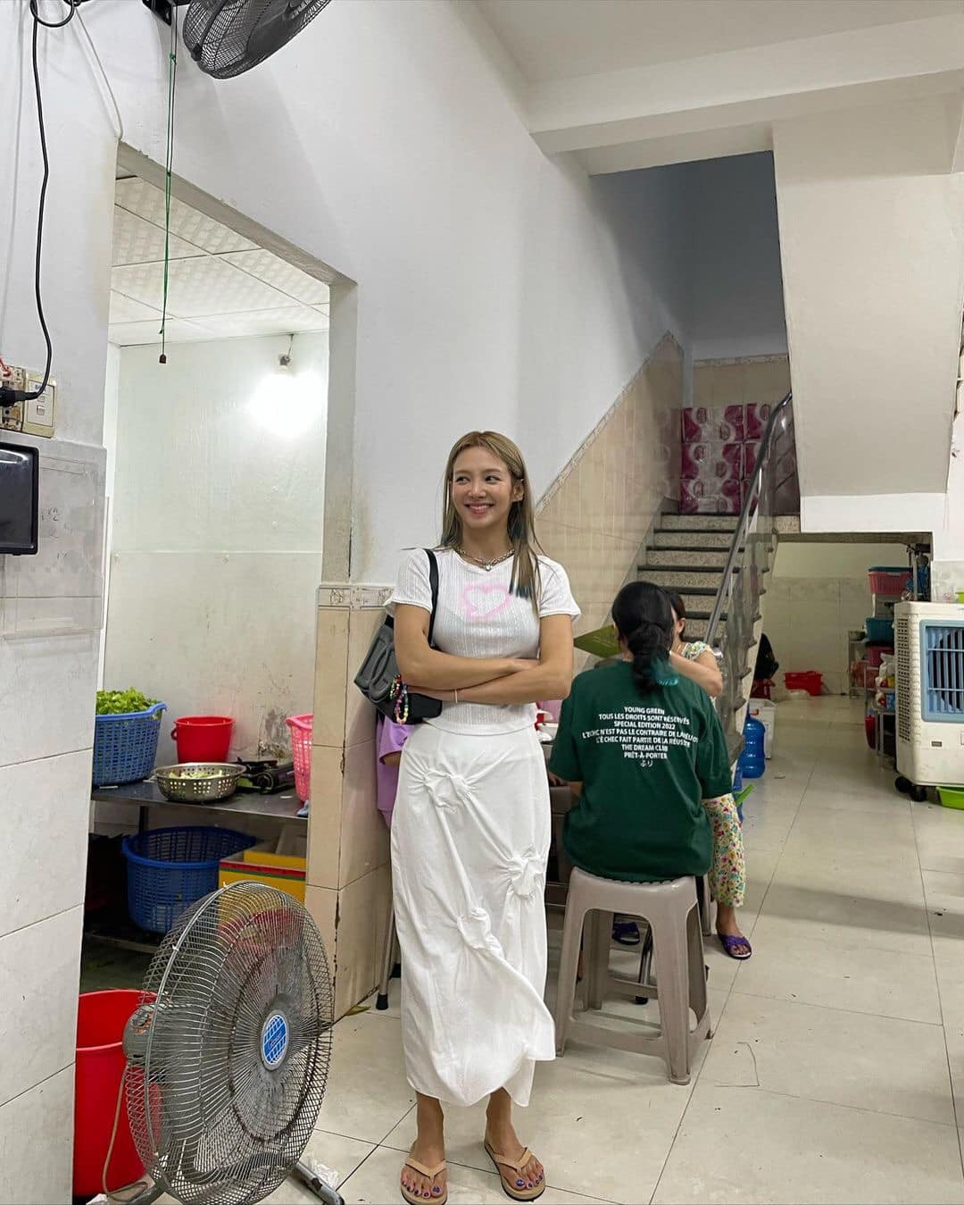 Ngày 17/6, cô bất ngờ xuất hiện tại quán bánh xèo nổi tiếng ở Đà Nẵng hôm 17/6. Nữ thần tượng “lên đồ” đơn giản, đi dép xỏ ngón thoải mái. Không chỉ vậy, Hyoyeon còn chia sẻ hình ảnh ngắm buổi trình diễn pháo hoa trong khuôn khổ Lễ hội pháo hoa quốc tế Đà Nẵng.