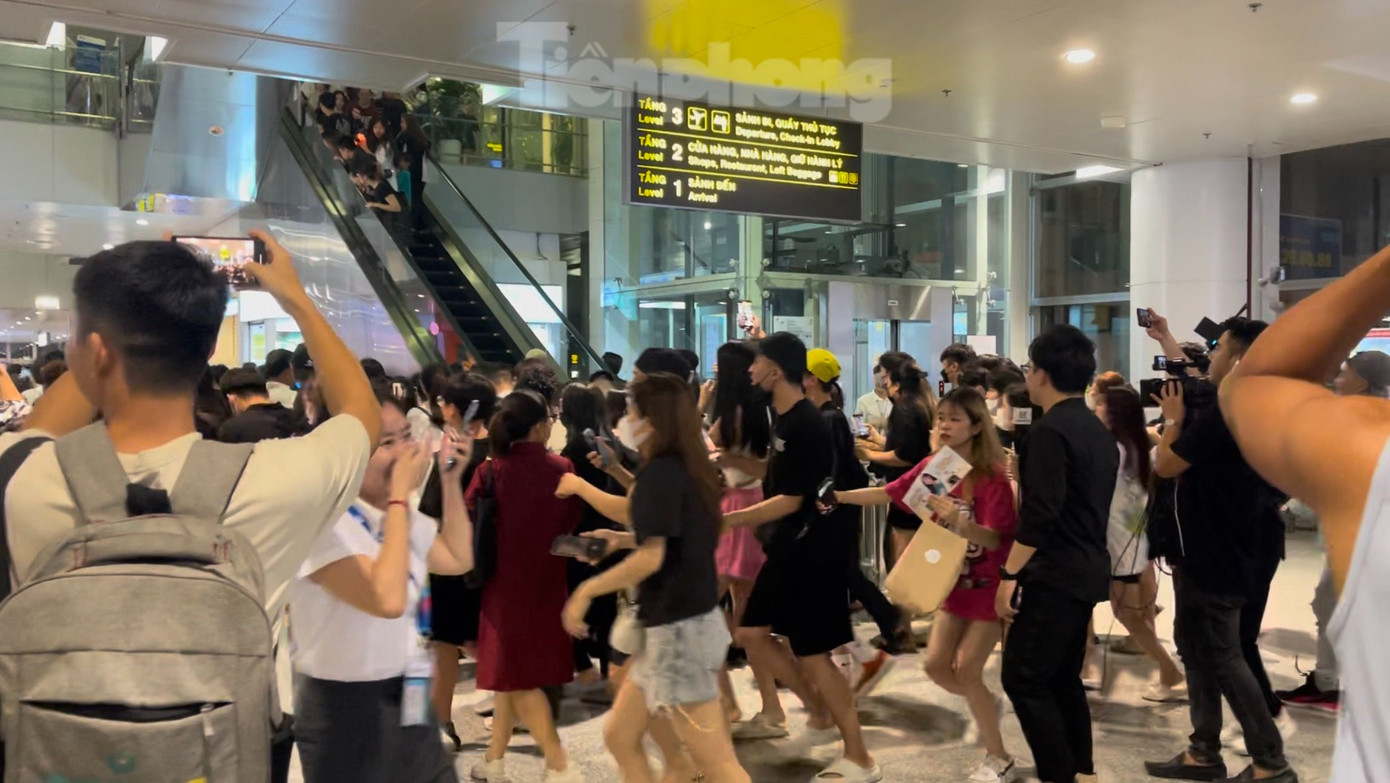 Khung cảnh hỗn loạn của fan BlackPink tại sân bay Nội Bài khi nghe nhóm đi bằng cửa VIP. Khung cảnh hỗn loạn của fan BlackPink tại sân bay Nội Bài khi nghe nhóm đi bằng cửa VIP.