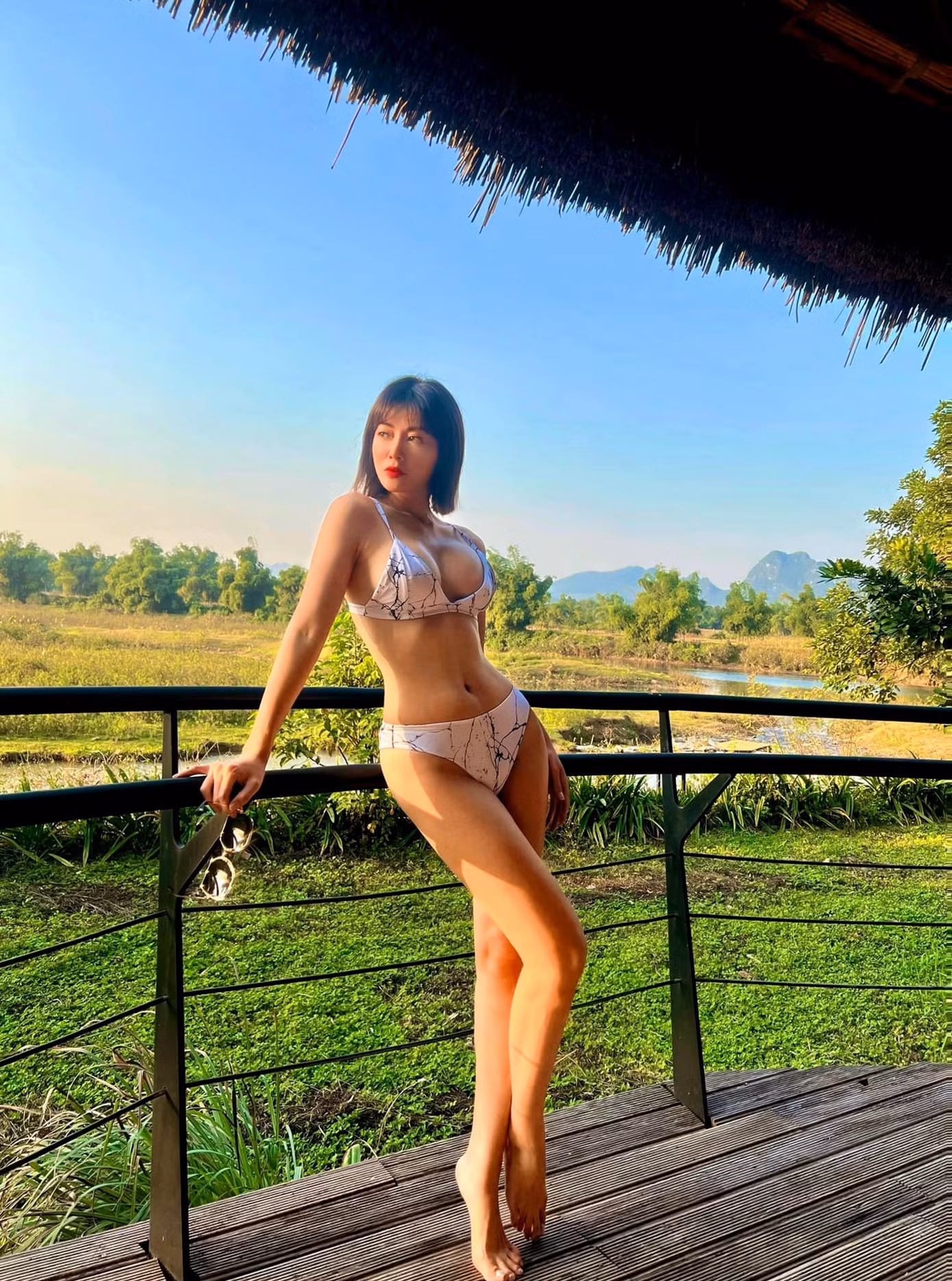 Trên trang cá nhân, diễn viên Người phán xử thường xuyên chia sẻ những hình ảnh khoe thân hình săn chắc trong các chuyến du lịch.