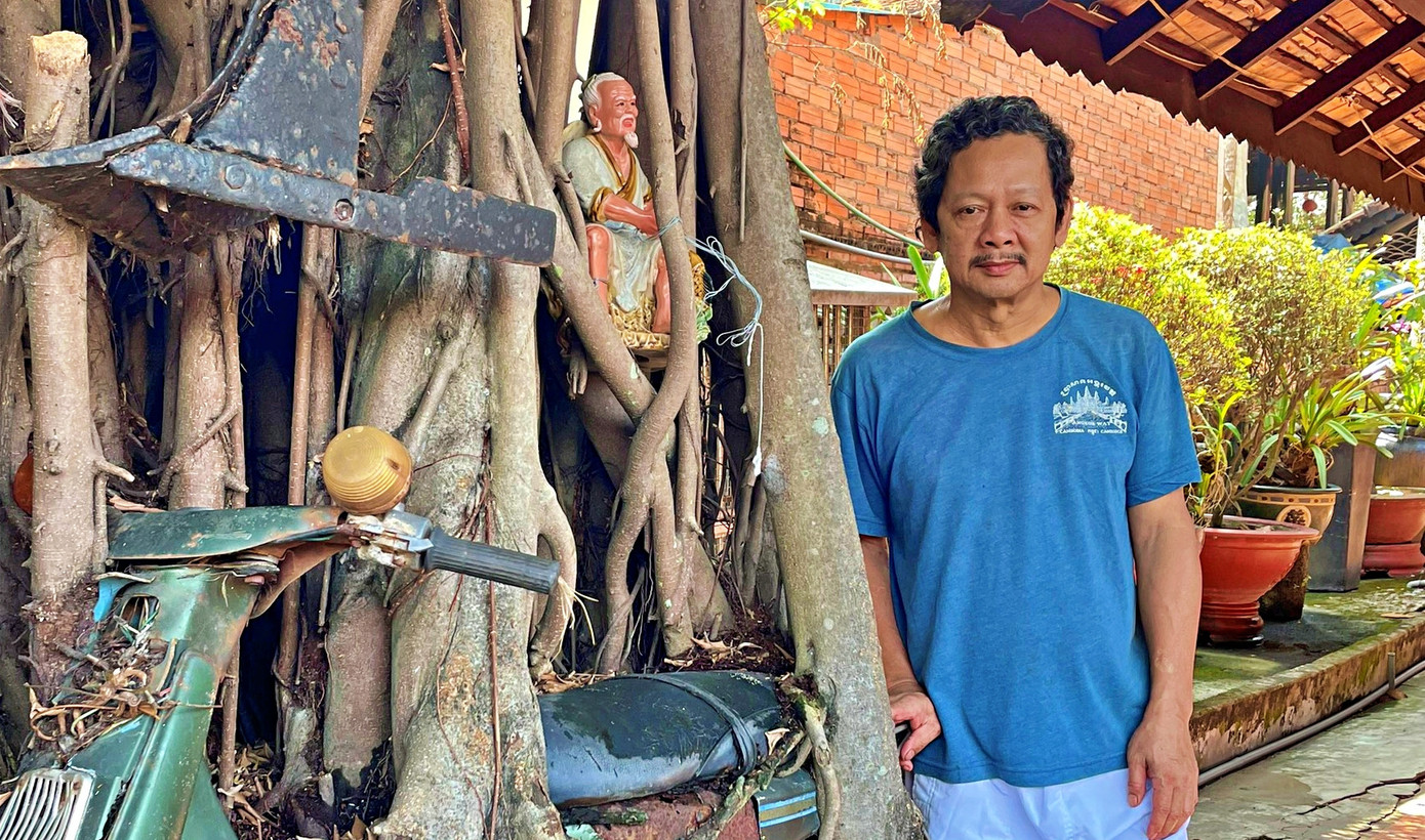 Ngoài nhà gỗ, ông Tâm còn sở hữu tác phẩm cây si ôm xe máy cổ độc đáo. (Ảnh nhân vật cung cấp).