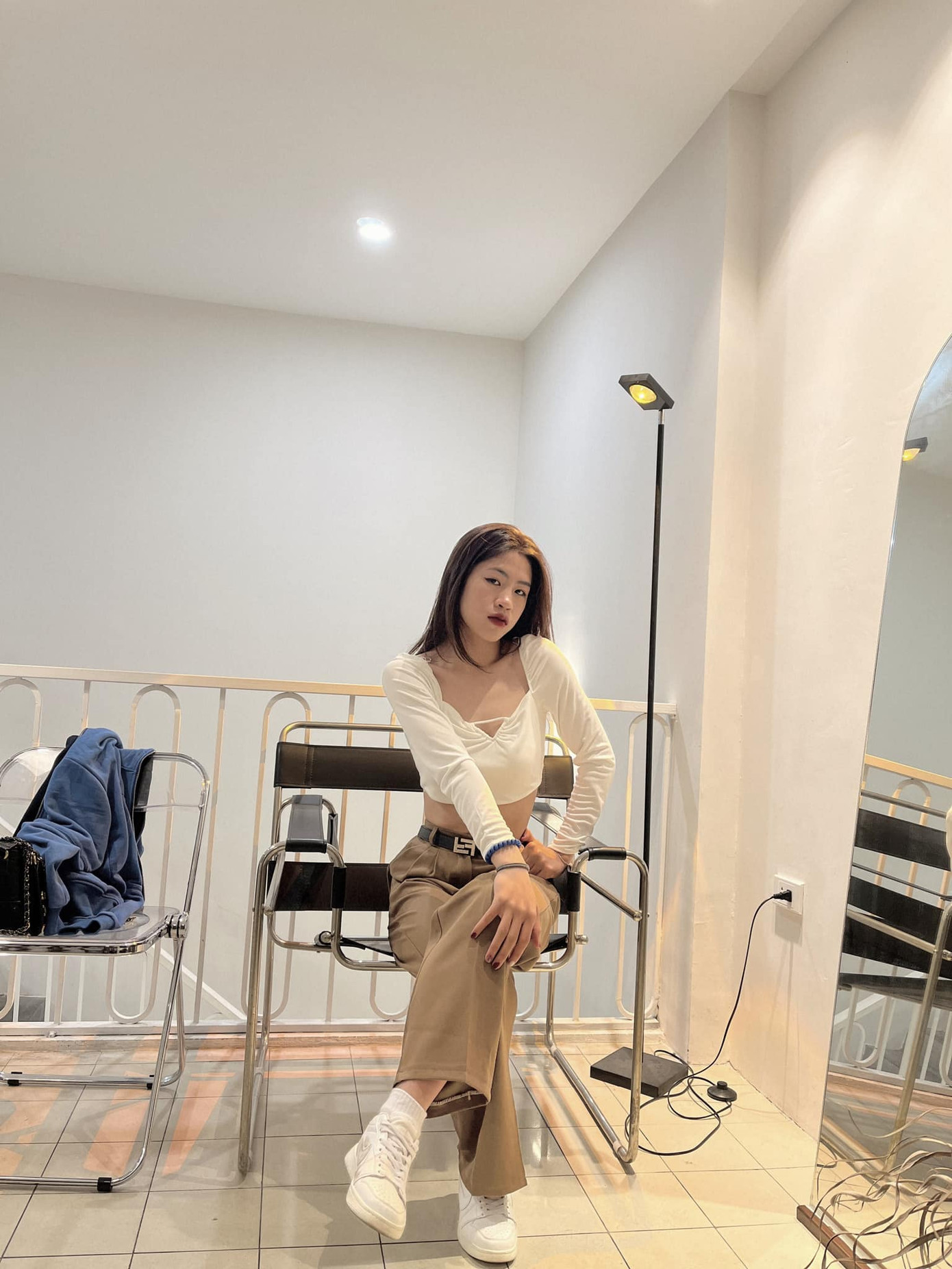 Những bộ đồ khoe vòng eo con kiến được Thanh Nhã ưu ái diện thường xuyên.