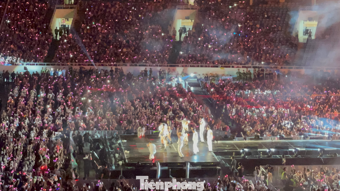 Kết thúc đêm diễn sau khi Jennie nhảy "See tình". Lisa hô lớn "I love Hà Nội" (Tôi yêu Hà Nội) khiến các fan phấn khích. Kết thúc đêm diễn sau khi Jennie nhảy "See tình". Lisa hô lớn "I love Hà Nội" (Tôi yêu Hà Nội) khiến các fan phấn khích.