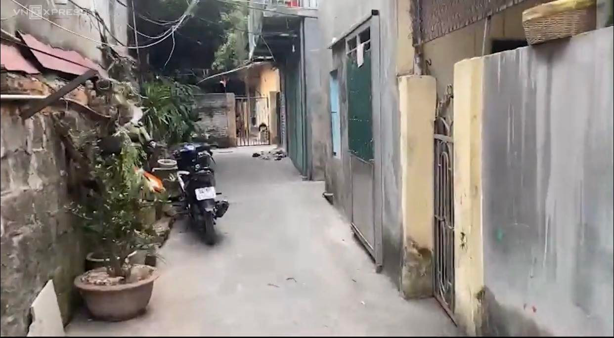 Con ngõ nơi 2 đối tượng đi xe máy vào gây ra vụ nổ súng. Ảnh: Thuy Tien Con ngõ nơi 2 đối tượng đi xe máy vào gây ra vụ nổ súng. Ảnh: Thuy Tien